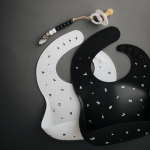 Babete ou Bib de Silicone Mushie | Black Numbers - Image 2