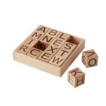 Cubos com letras em madeira