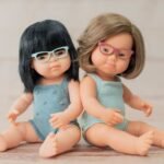 Boneca Asiática com Óculos e Macacão Chumbo 38cm - Image 4