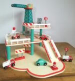 Garagem de Madeira com Grua - Image 2