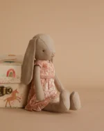 Coelho Tamanho 1 com Vestido Floral Clássico - Image 3