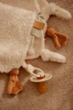 Doudou Porta Chupetas – Little Goose - Image 4